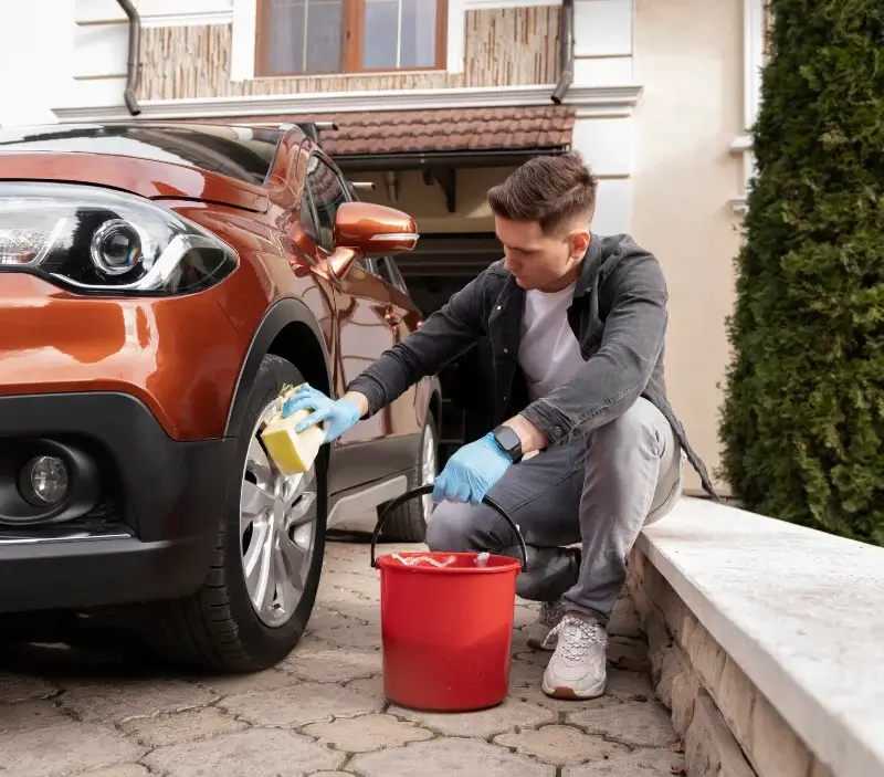 Lavage auto à domicile Neuvéglise-sur-Truyère : professionnel intervenant sur un véhicule